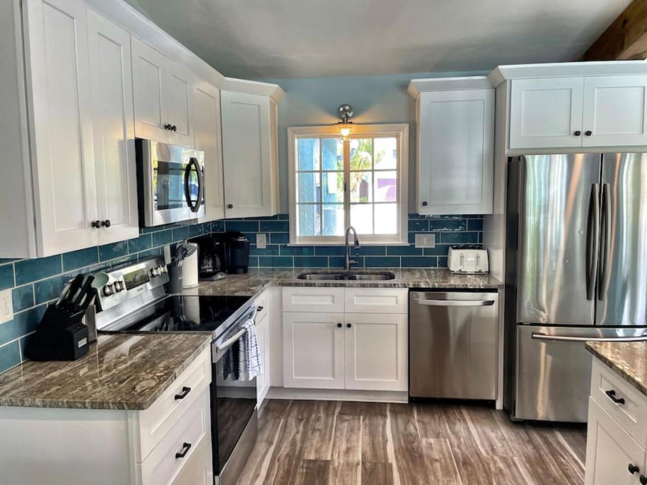 Waterfront Family Compound - Free Golf Cart, Paddleboards, Heated Pool, Golden Tee 2025 Arcade Game