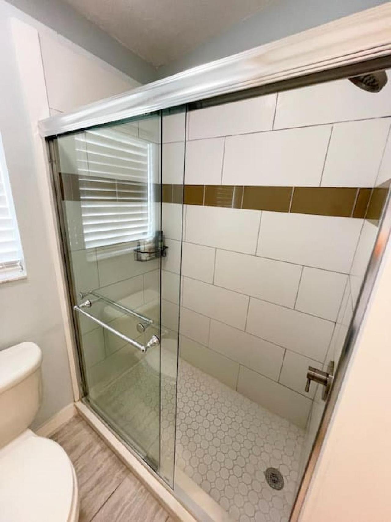 Waterfront Family Compound - Free Golf Cart, Paddleboards, Heated Pool, Golden Tee 2025 Arcade Game