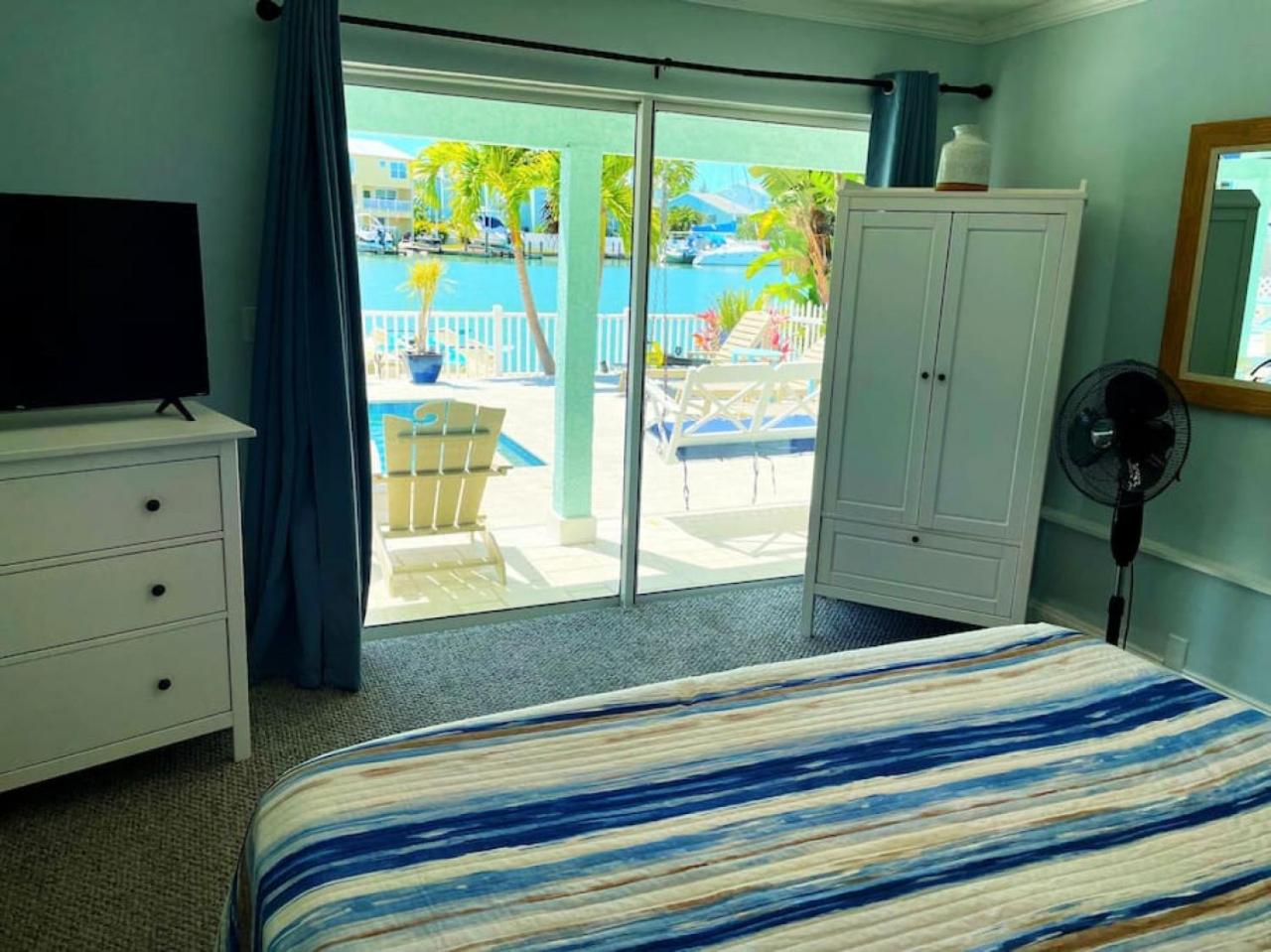 Waterfront Family Compound - Free Golf Cart, Paddleboards, Heated Pool, Golden Tee 2025 Arcade Game