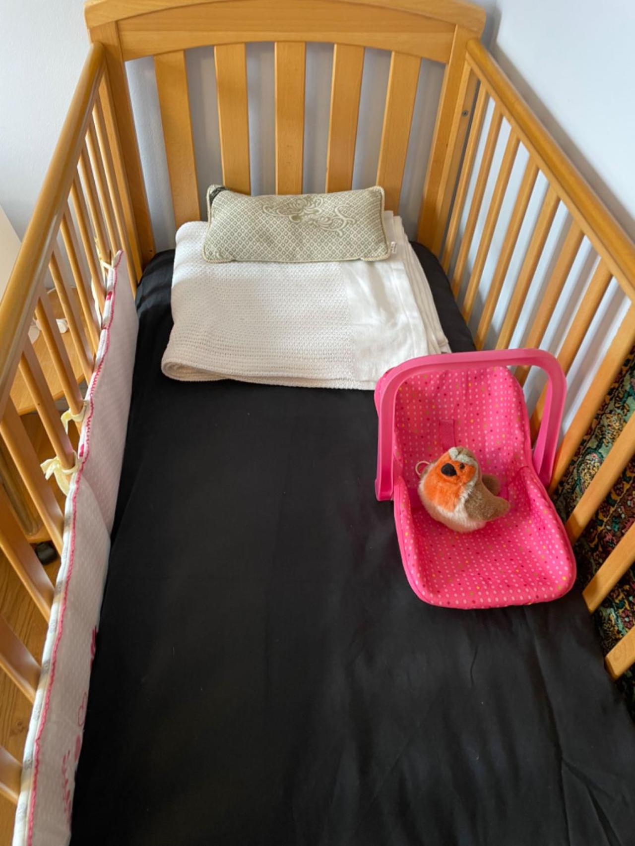 Morden flat close to DLR station with free parking and brand new bed and quality mattress adjacent to metro station also close to O2 and Excel via Cable Ca