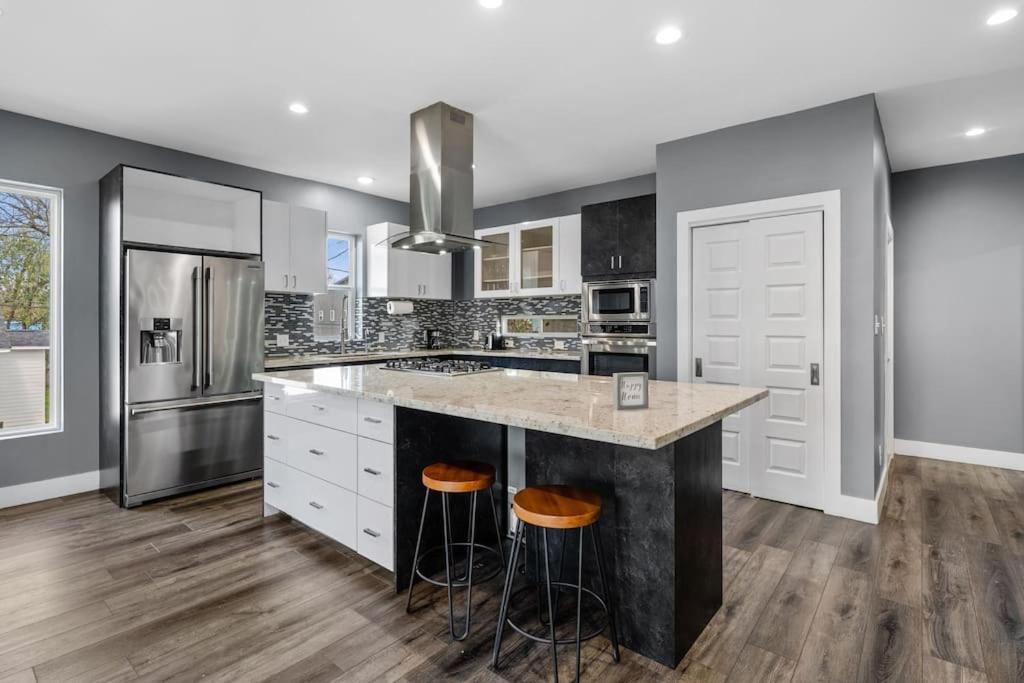 15 Min From Downtown Spacious Luxury Home view 5