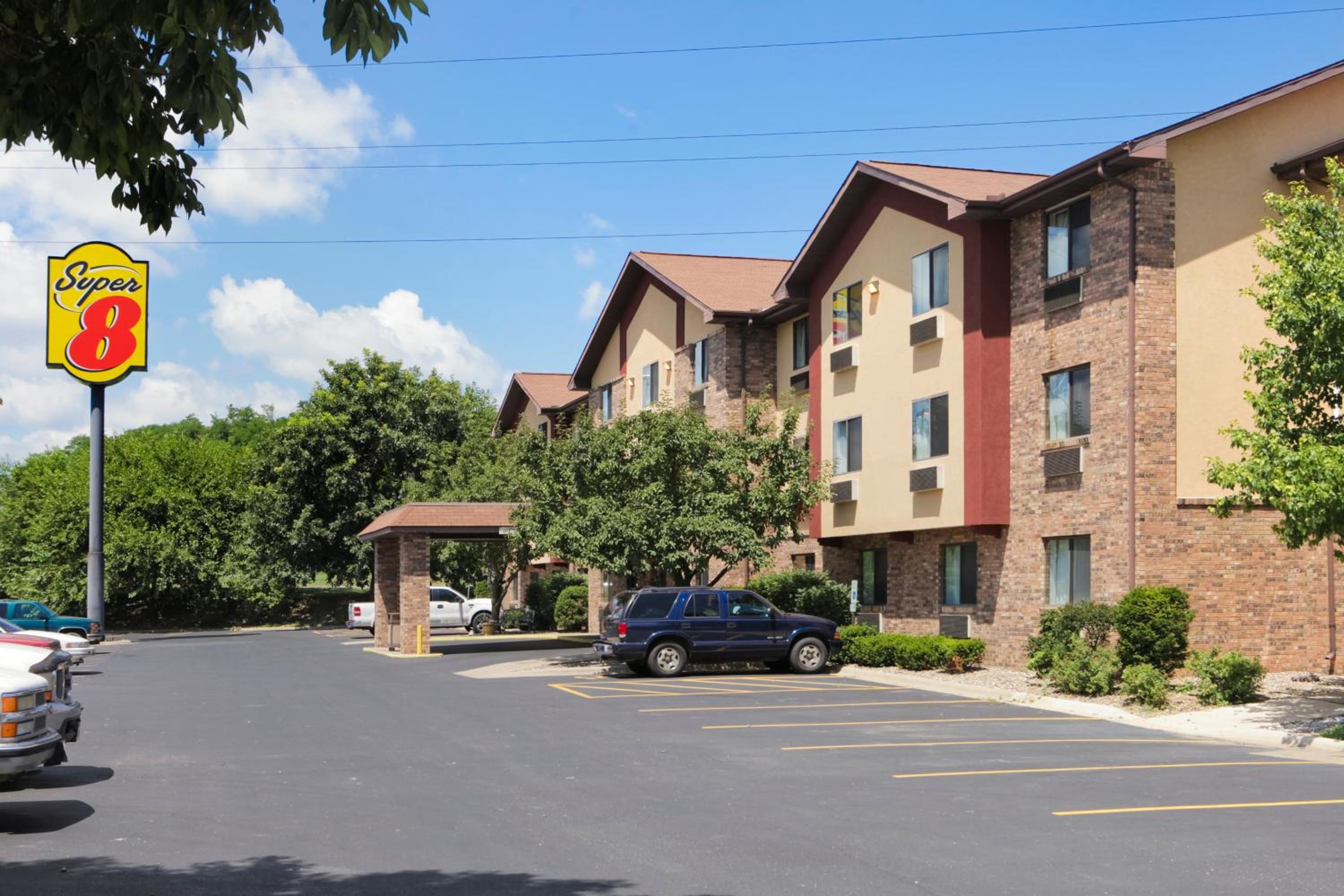 Peoria Vacations - Super 8 by Wyndham Peoria East - Property Image 11