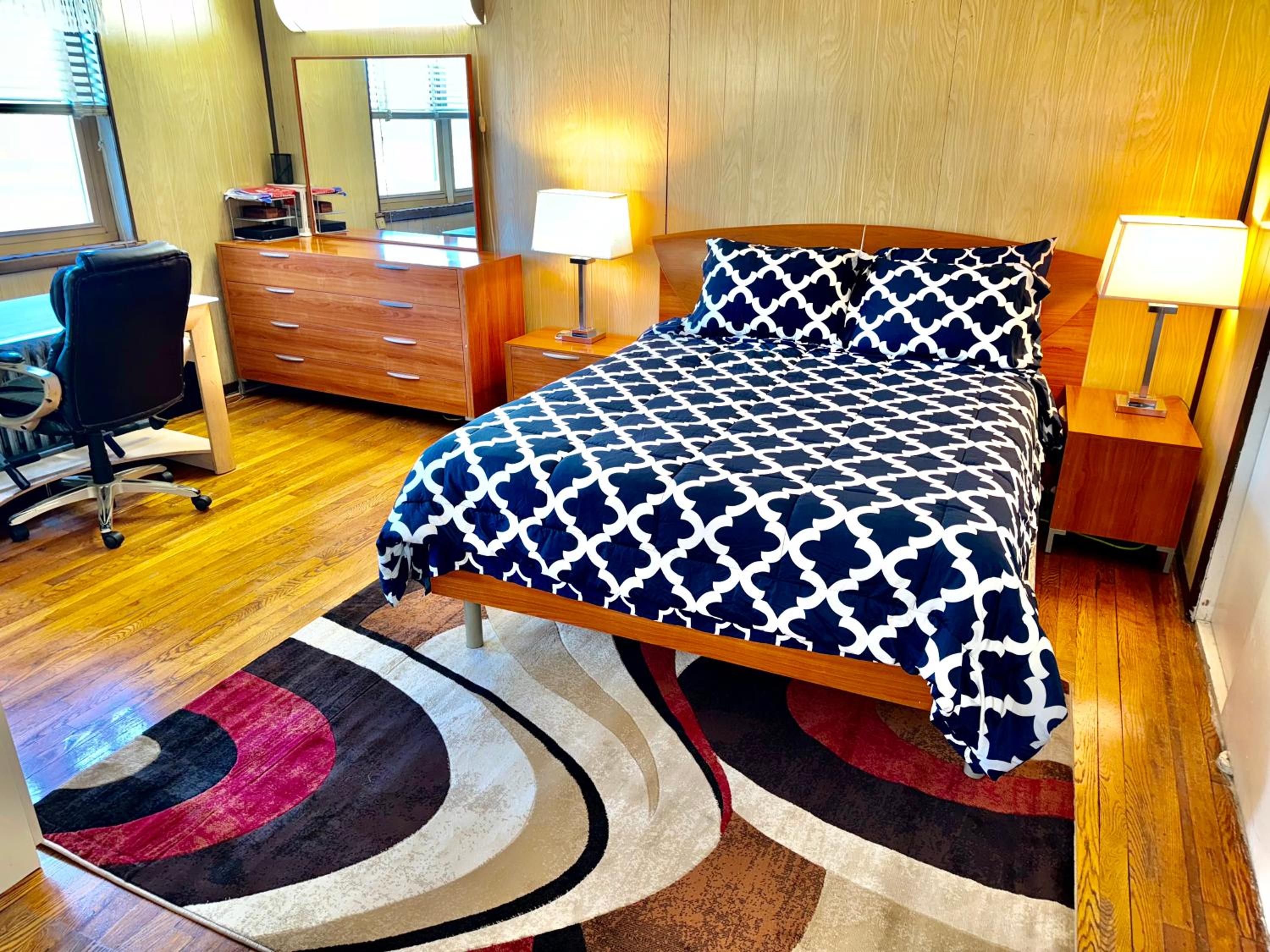 New York City Vacations - LGA airport 3 mins, 3 BR Duplex House, Parking and private backyard, 9mins subway! - Property Image 5