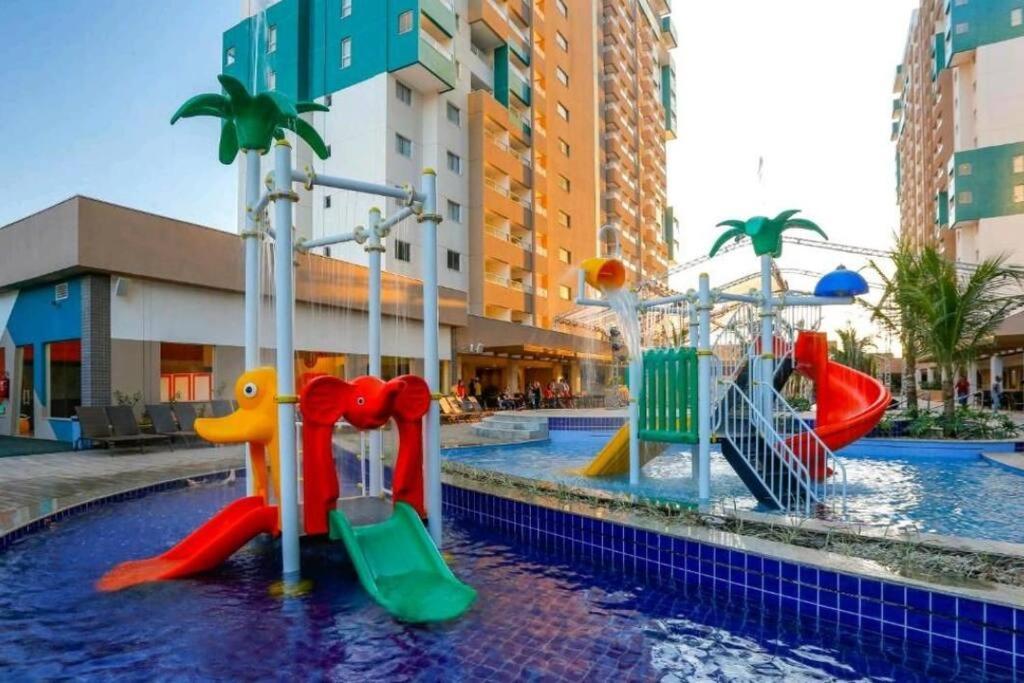 Flat encantador com piscinas aquecidas, academia e playground