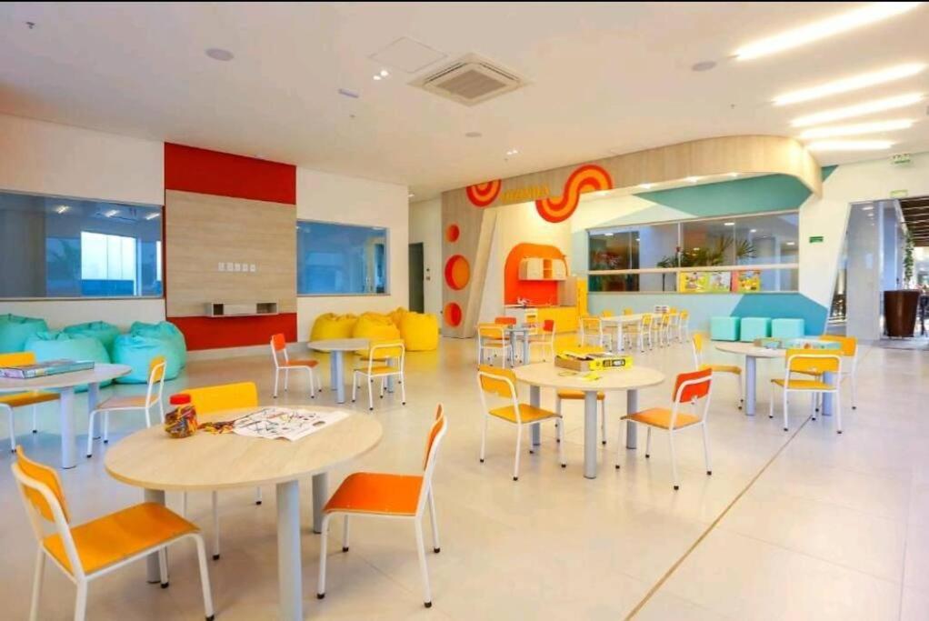 Flat encantador com piscinas aquecidas, academia e playground