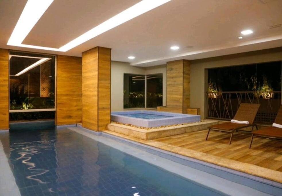 Flat encantador com piscinas aquecidas, academia e playground
