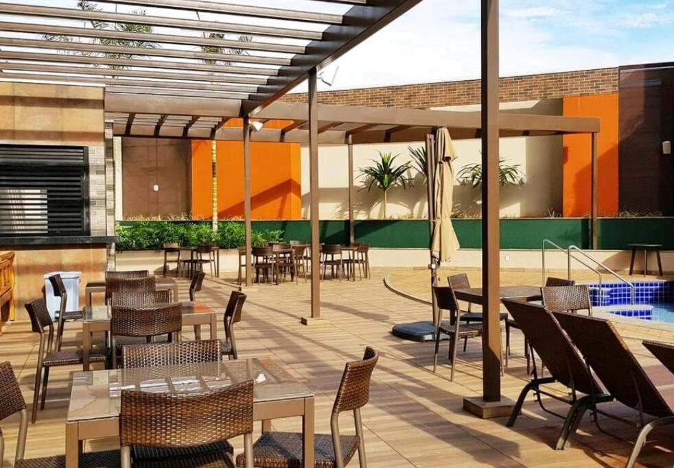 Flat encantador com piscinas aquecidas, academia e playground
