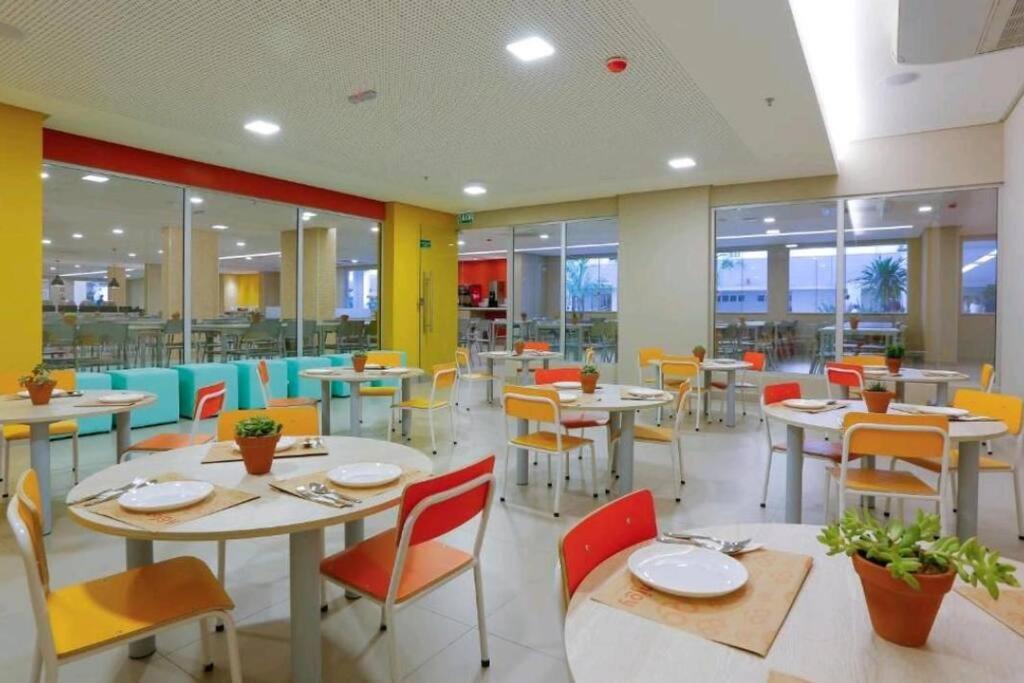 Flat encantador com piscinas aquecidas, academia e playground