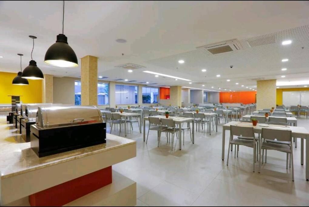 Flat encantador com piscinas aquecidas, academia e playground