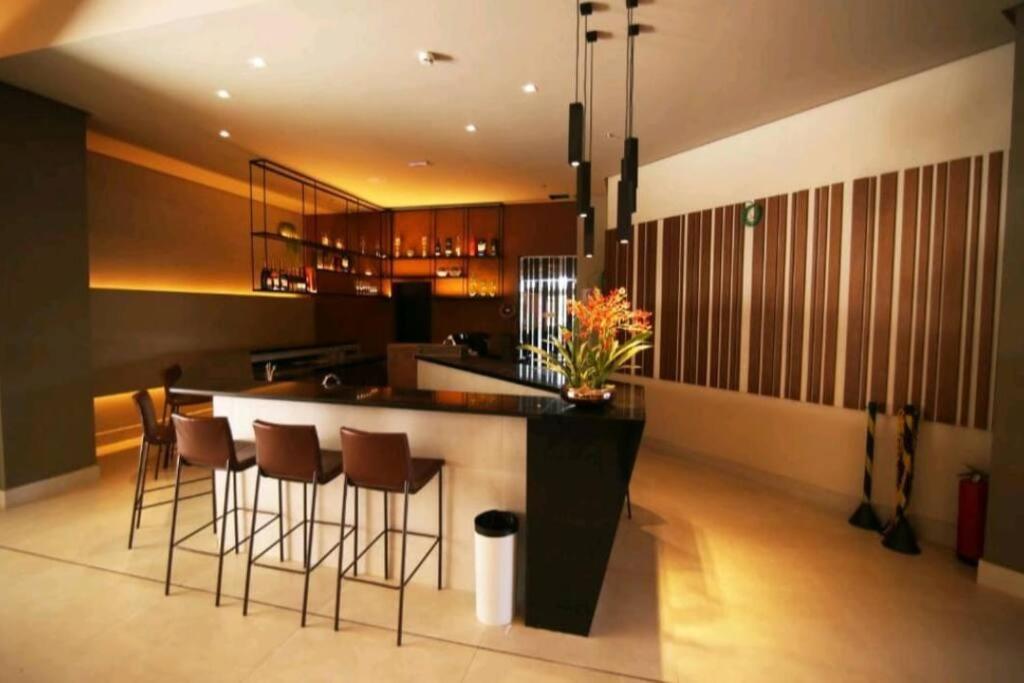Flat encantador com piscinas aquecidas, academia e playground