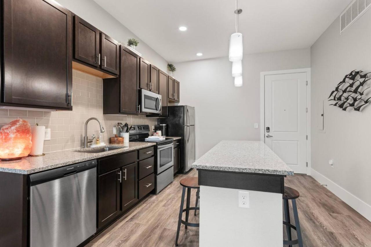 Unbeatable Location Golden Condo - Walk Everywhere view 5