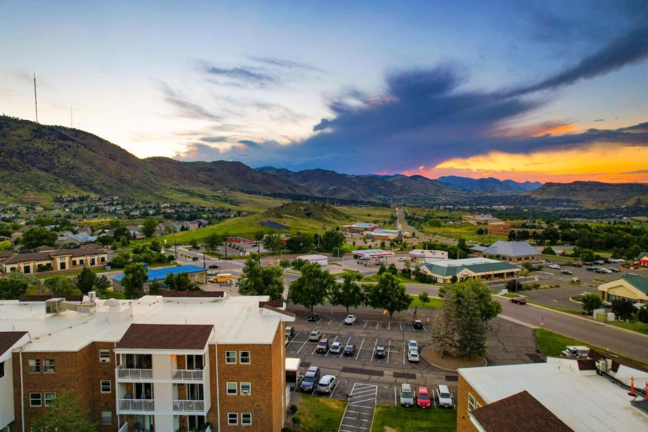 1M Views Penthouse Condo in Golden Foothills view 4