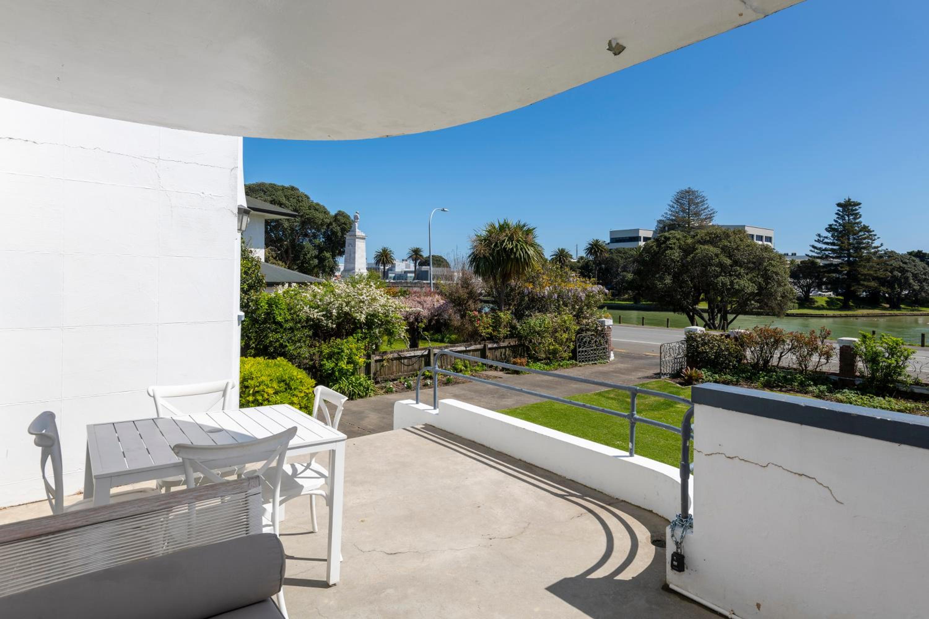 Art Deco Charm - Amazing River Views Inner City