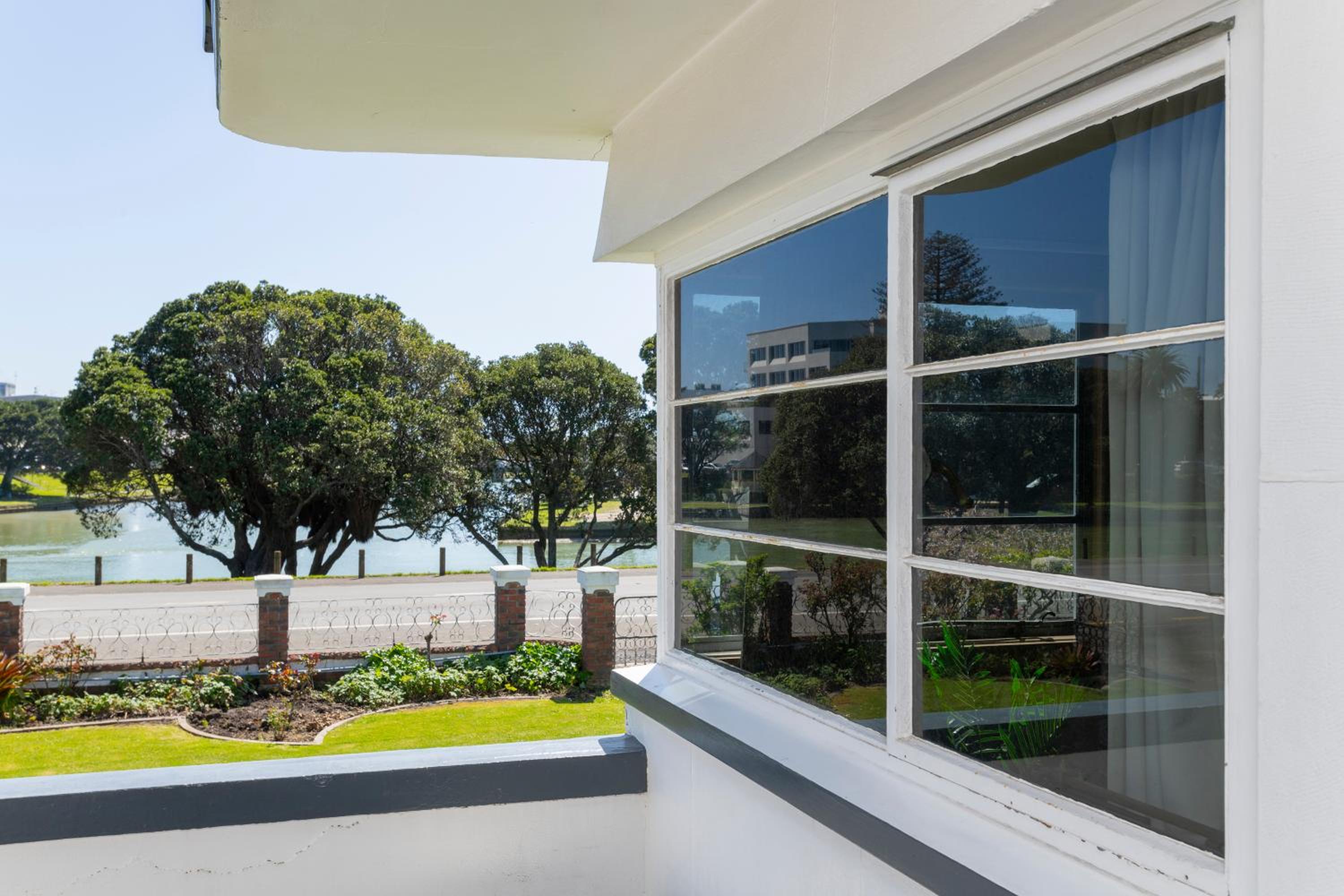 Art Deco Charm - Amazing River Views Inner City