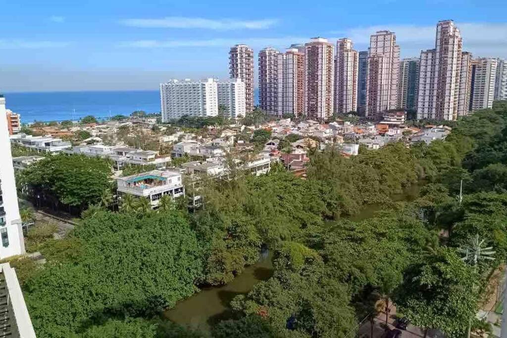 Ap na Barra da Tijuca, atrás do Windsor