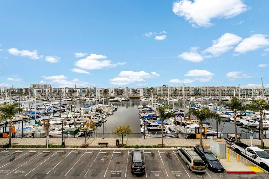 The Blossom-Modern 1BR Getaway in Marina Walk to Water&Restaurants
