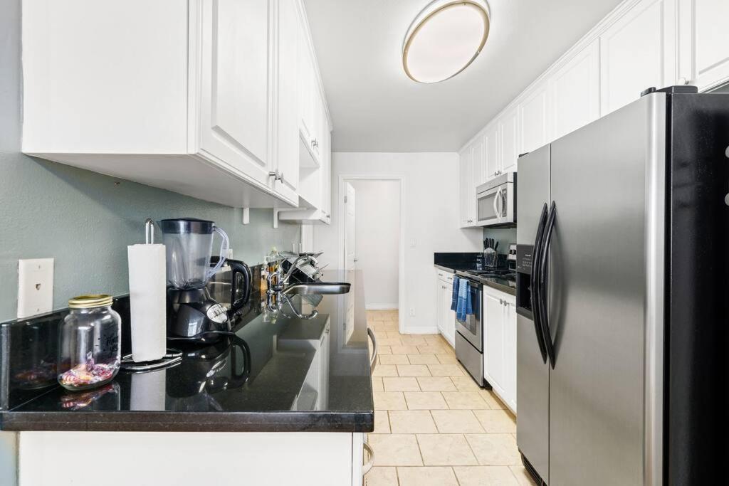 The Blossom-Modern 1BR Getaway in Marina Walk to Water&Restaurants