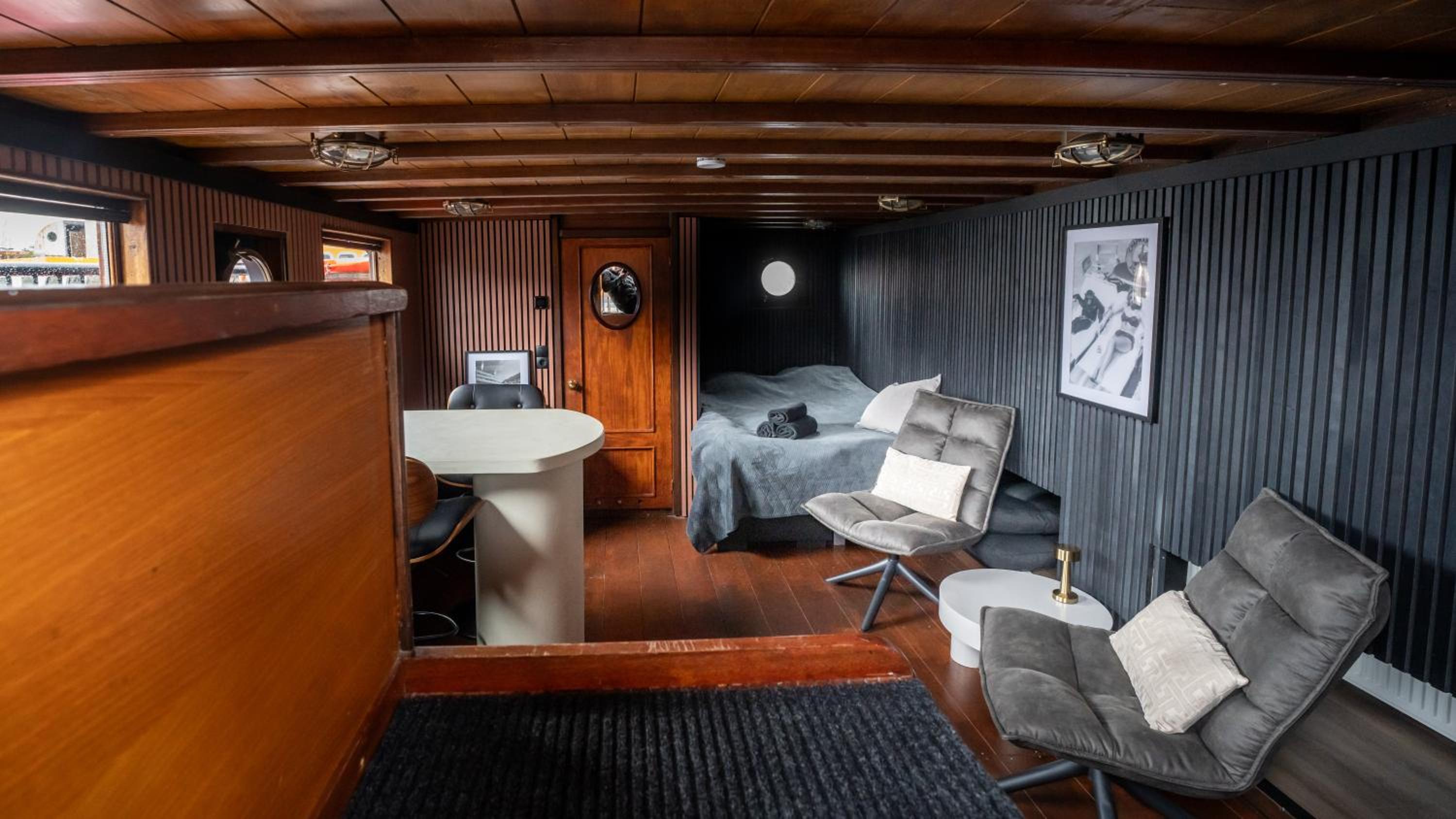 Houseboat-Amsterdam-Classic