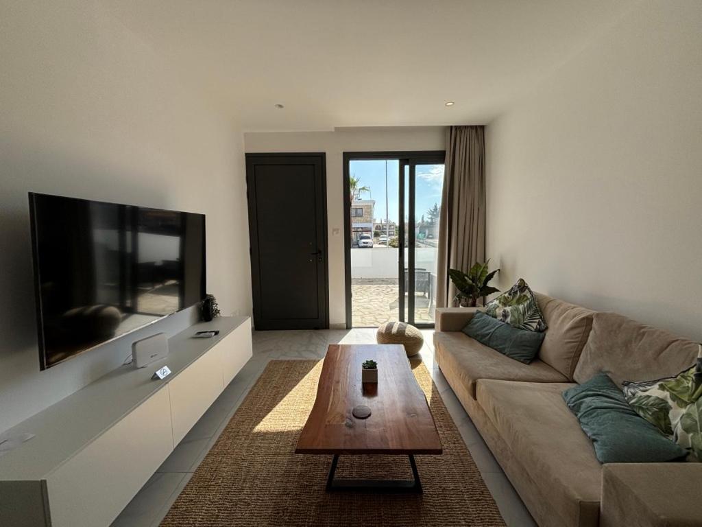 Lavi La 2B, Sea Breeze, Paphos