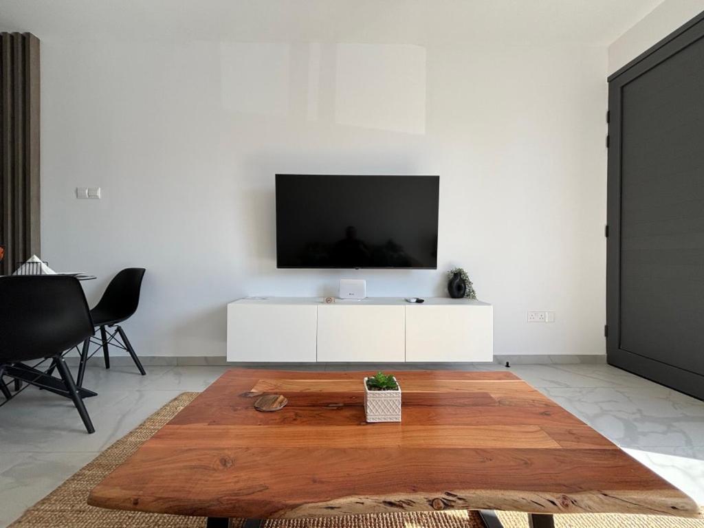 Lavi La 2B, Sea Breeze, Paphos