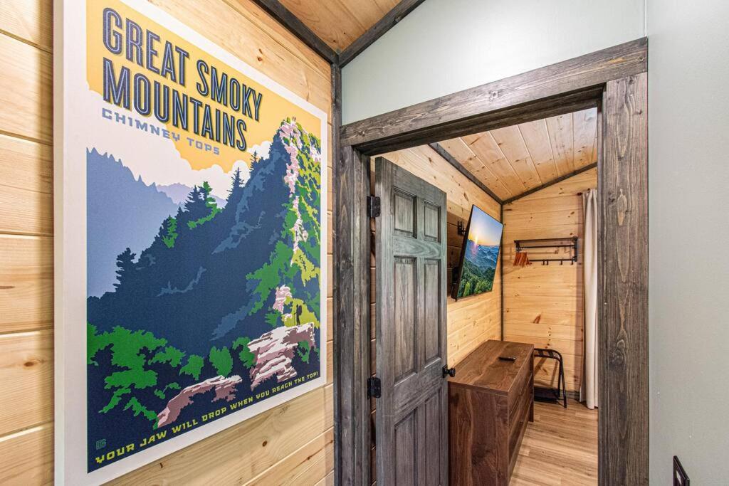 Smoky Mountain Cabin Near Dollywood with Hot Tub view 2