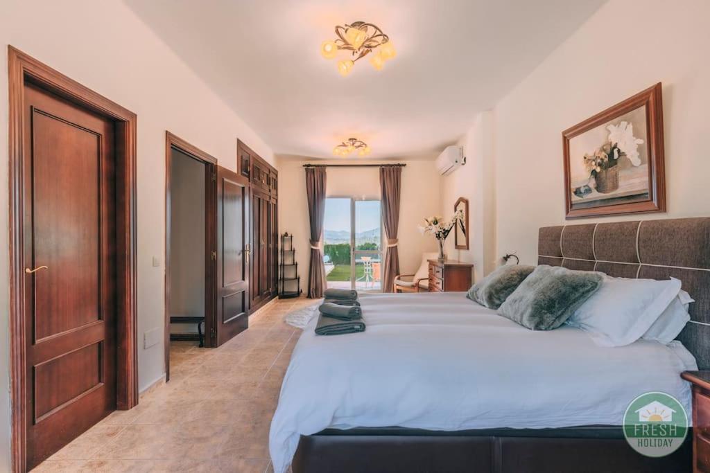 Casa Wood | 4BR Family Villa, Pool & Views view 3