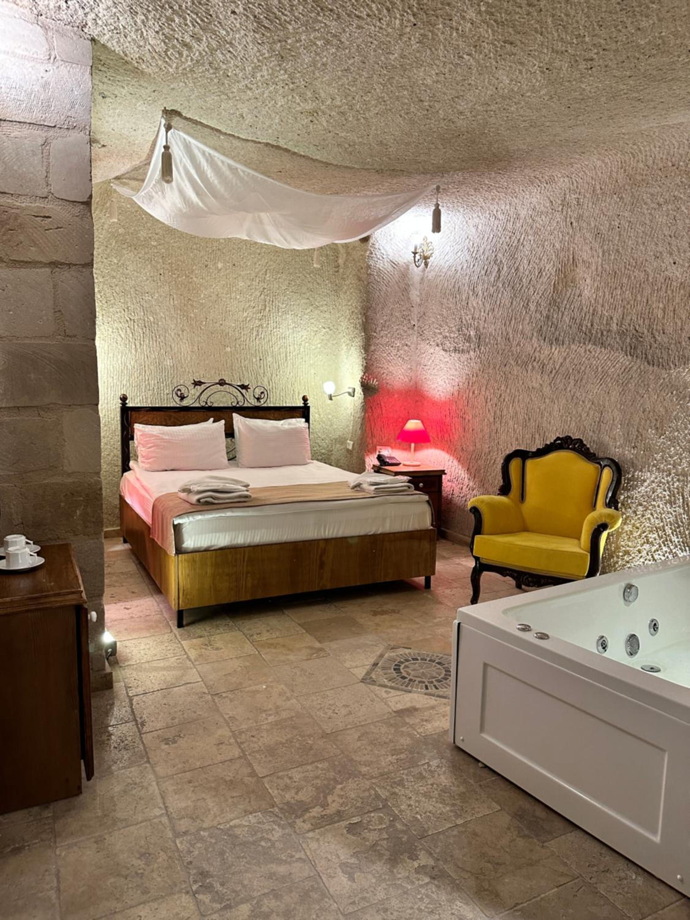 Bedrock Cave Hotel - Image 129