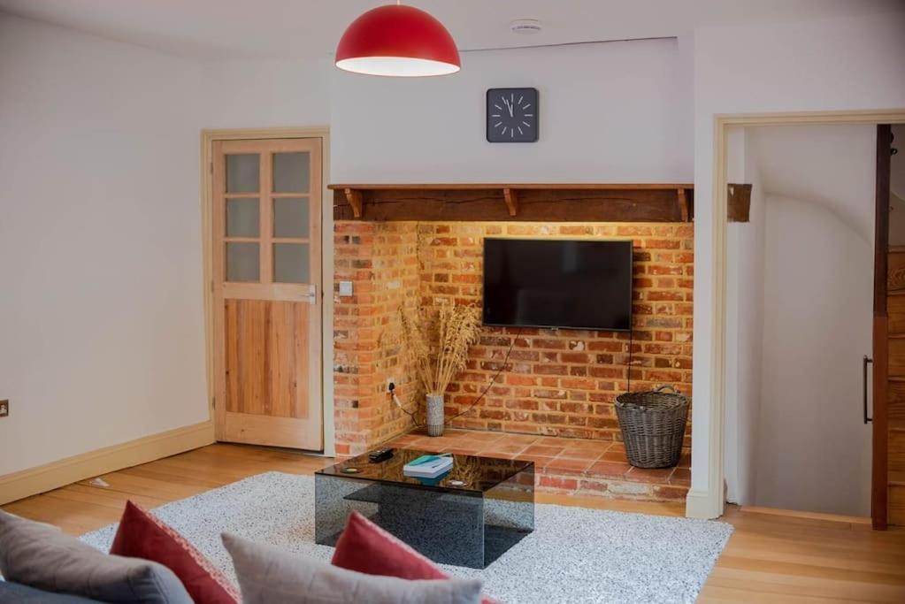 Spacious Grade II Listed Flint Cottage Sleeps 2 view 4