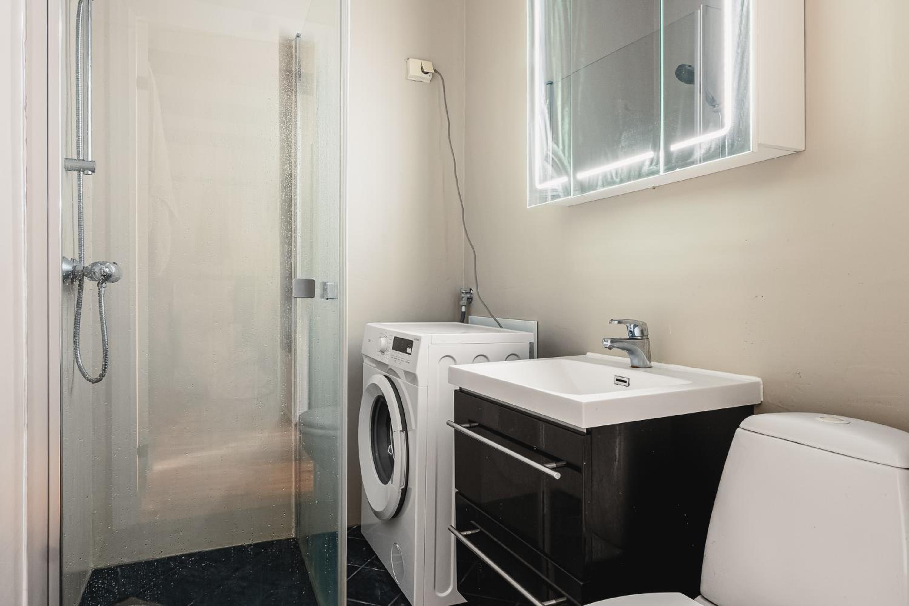 Dinbnb Apartments I Dockside Apartment With Modern Kitchen And Workspace view 3