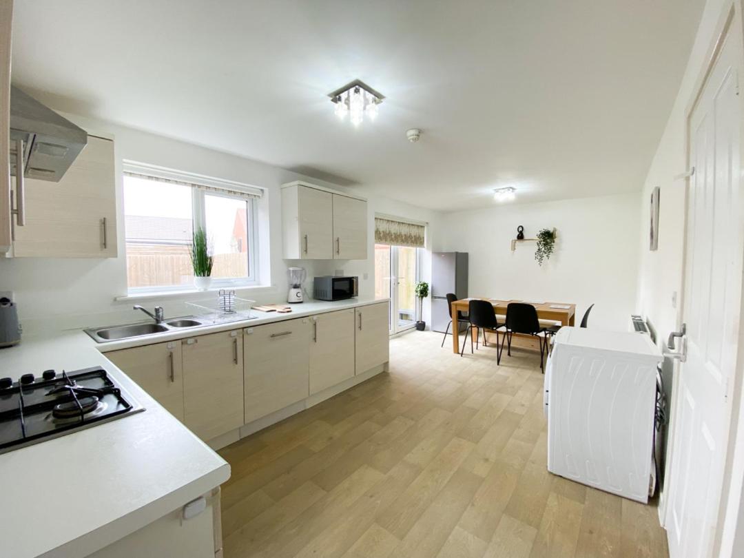 Spacious 4 Bed Peterborough House With Parking view 3