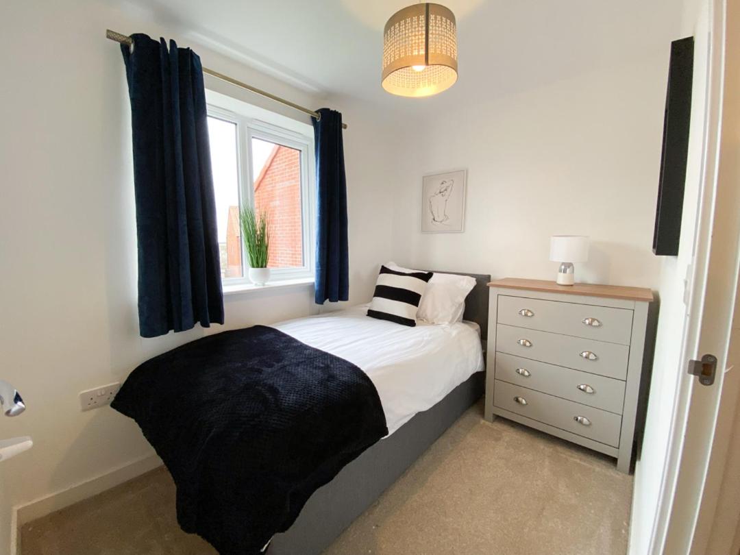 Spacious 4 Bed Peterborough House With Parking view 2