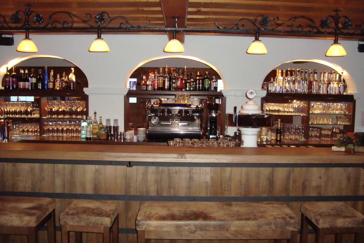 bar
