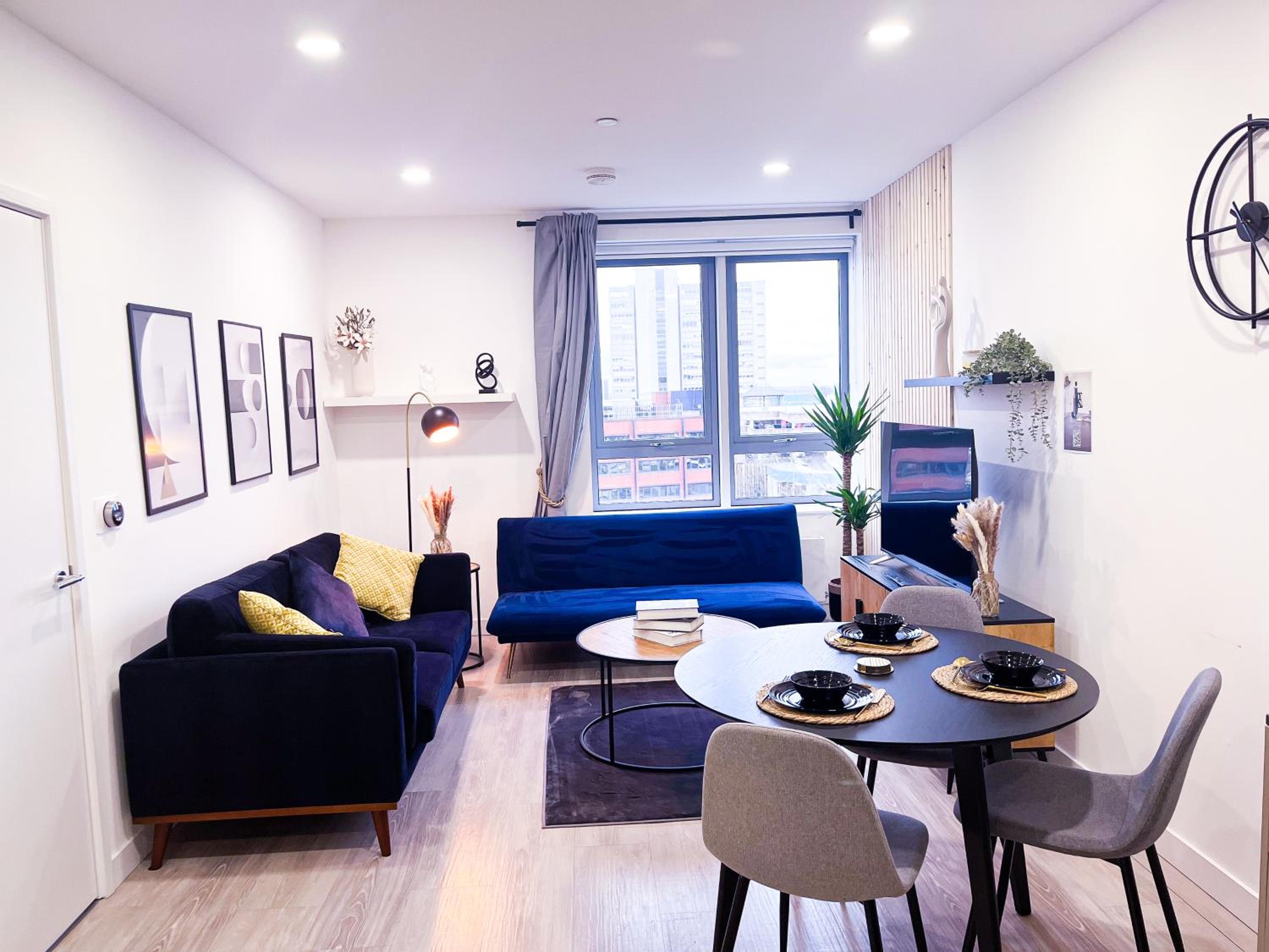 Impeccable 2-Bed Luxury Apartment in Berkshire view 2