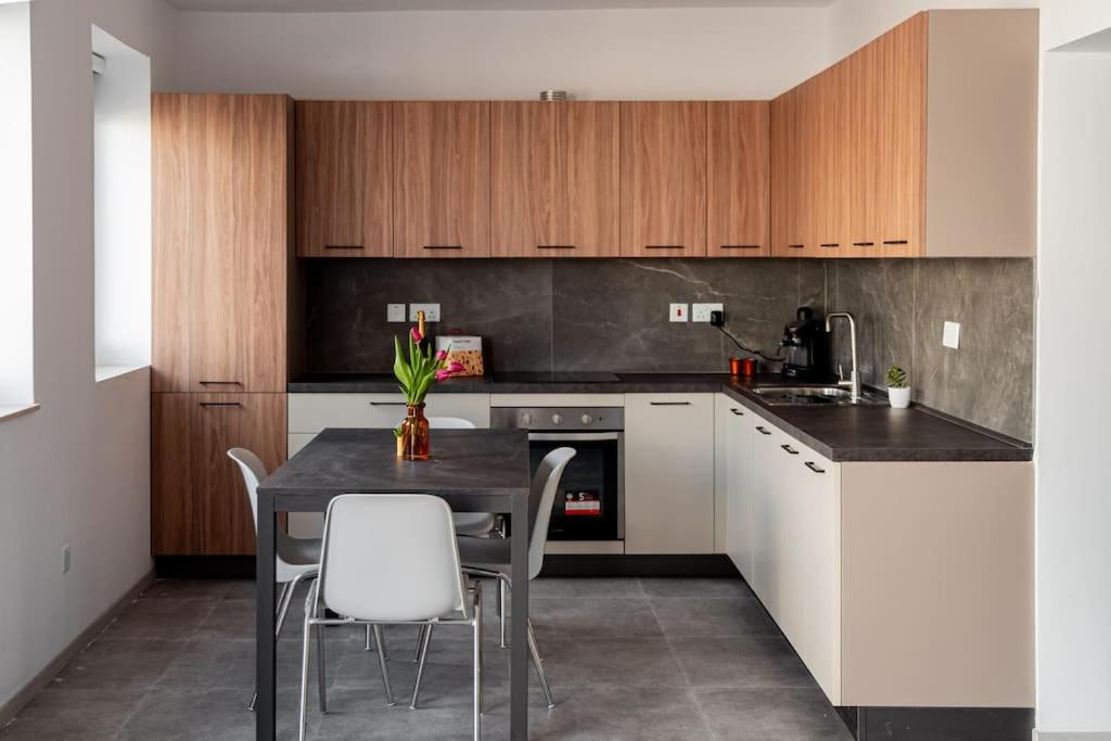Chic 2-Bed Apartment in Central Il-Gżira