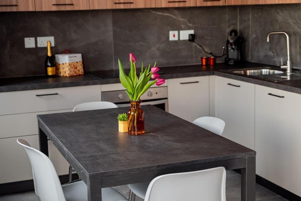 Chic 2-Bed Apartment in Central Il-Gżira