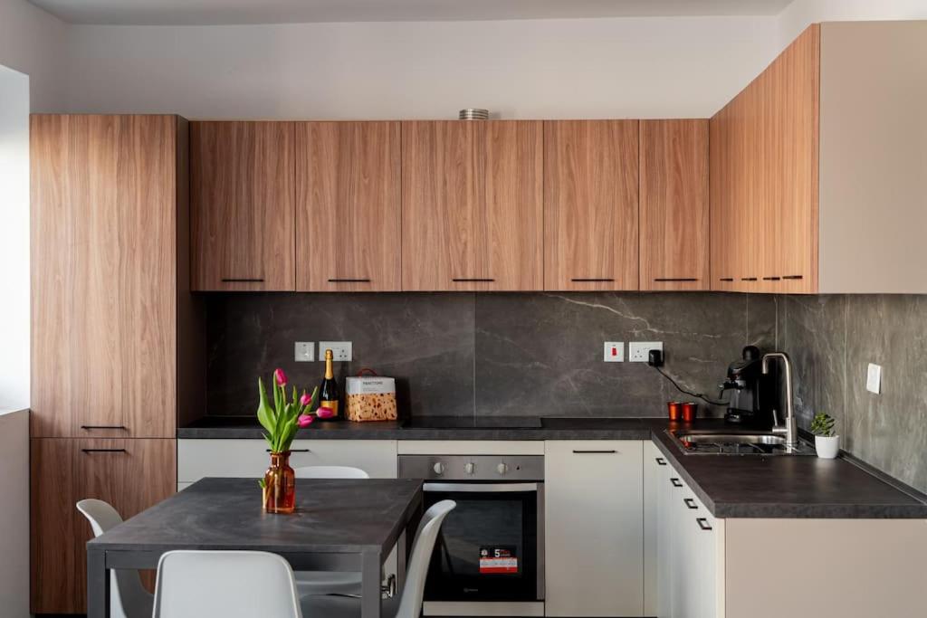 Chic 2-Bed Apartment in Central Il-Gżira