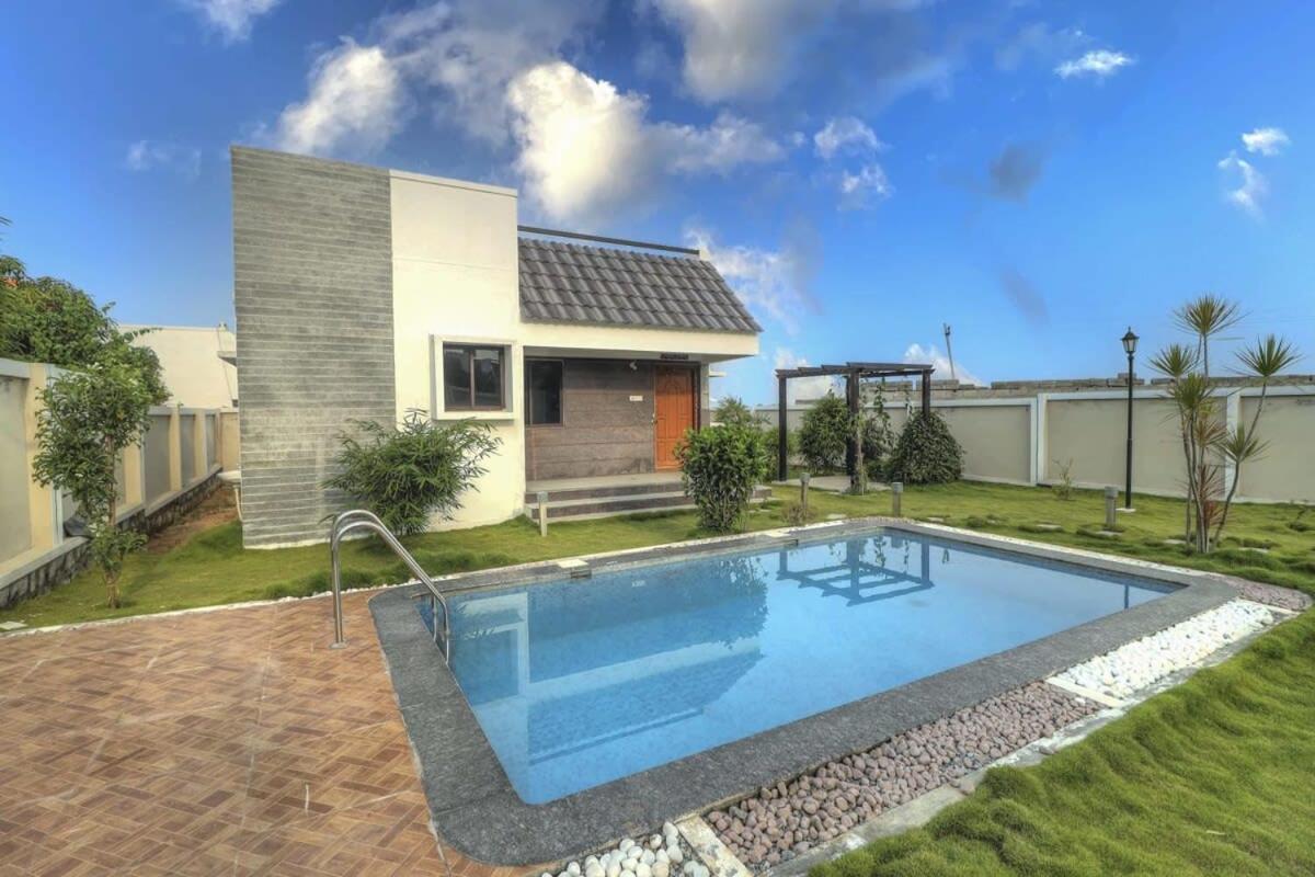 The JhilMil Paradise 6 BHK Villa 3 Pvt Pool Pvt lawn
