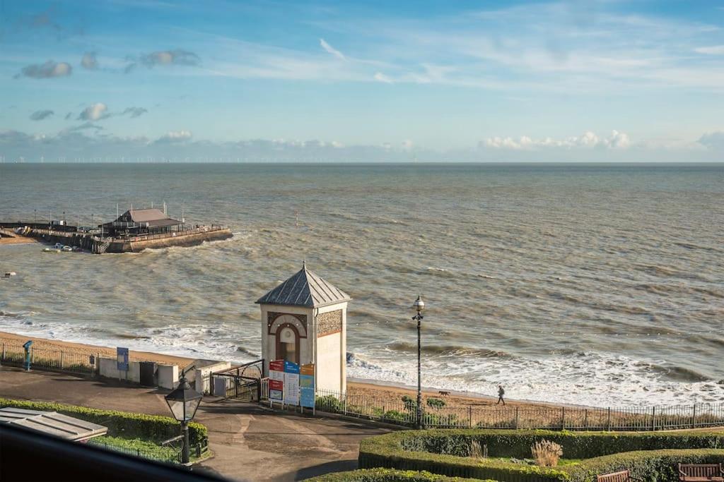 Bay View - Private parking, beach views, central location view 4