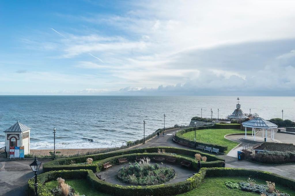 Bay View - Private parking, beach views, central location view 5