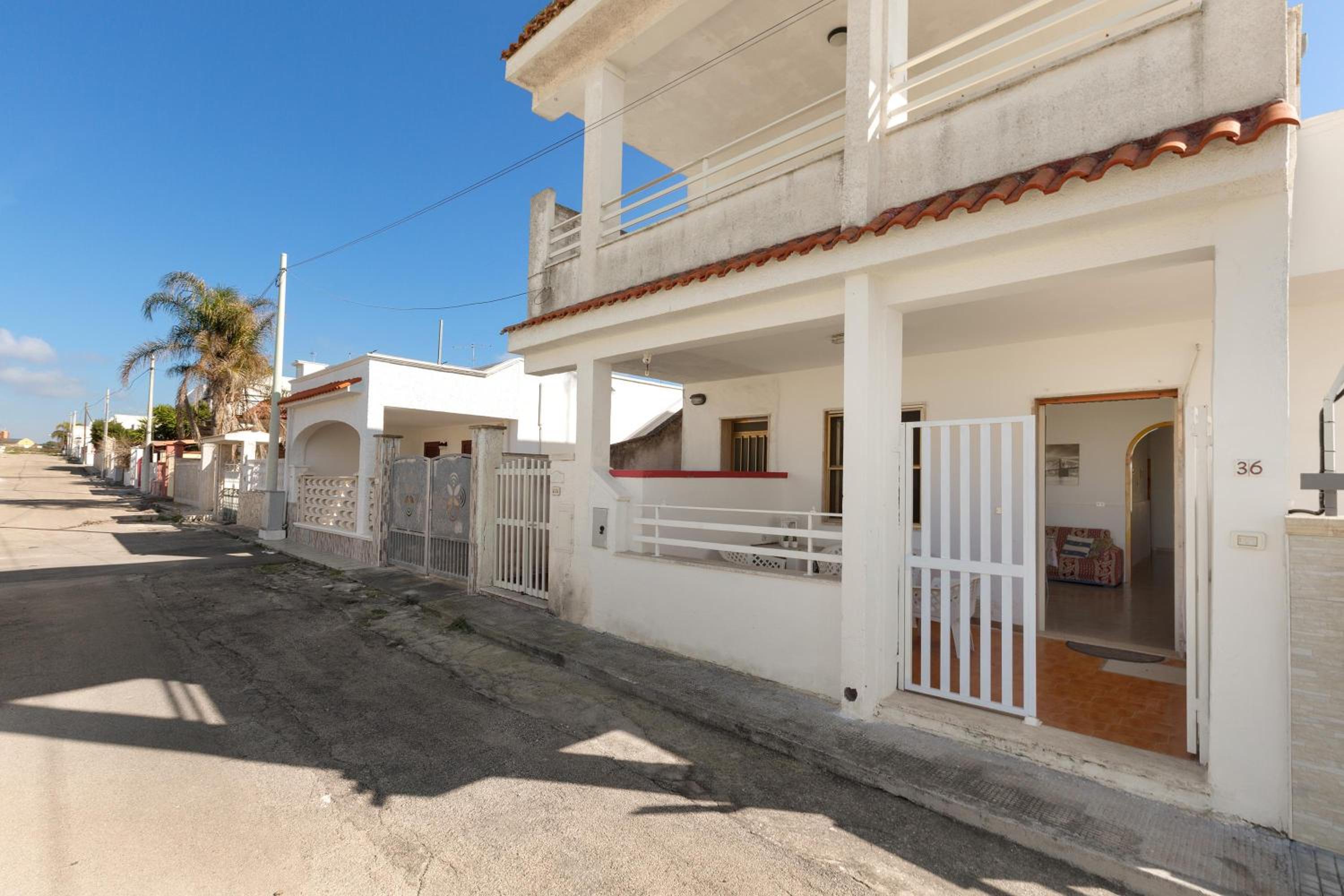 Villino Pamela by BarbarHouse en Torre Lapillo — building