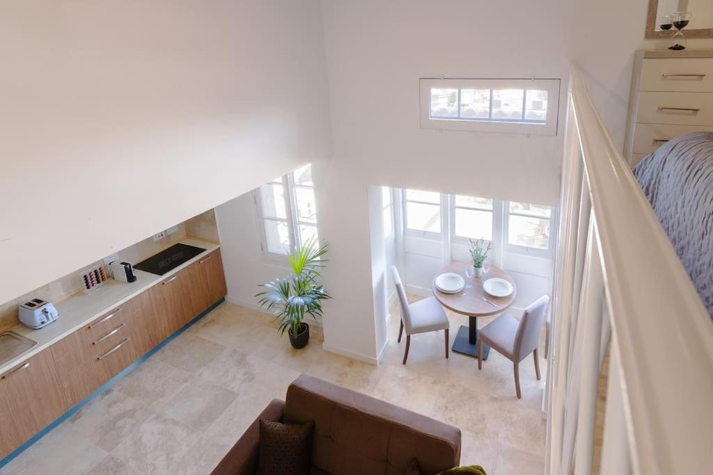 Modern 1BDR City Suite with WiFi & Harbour Views! view 5