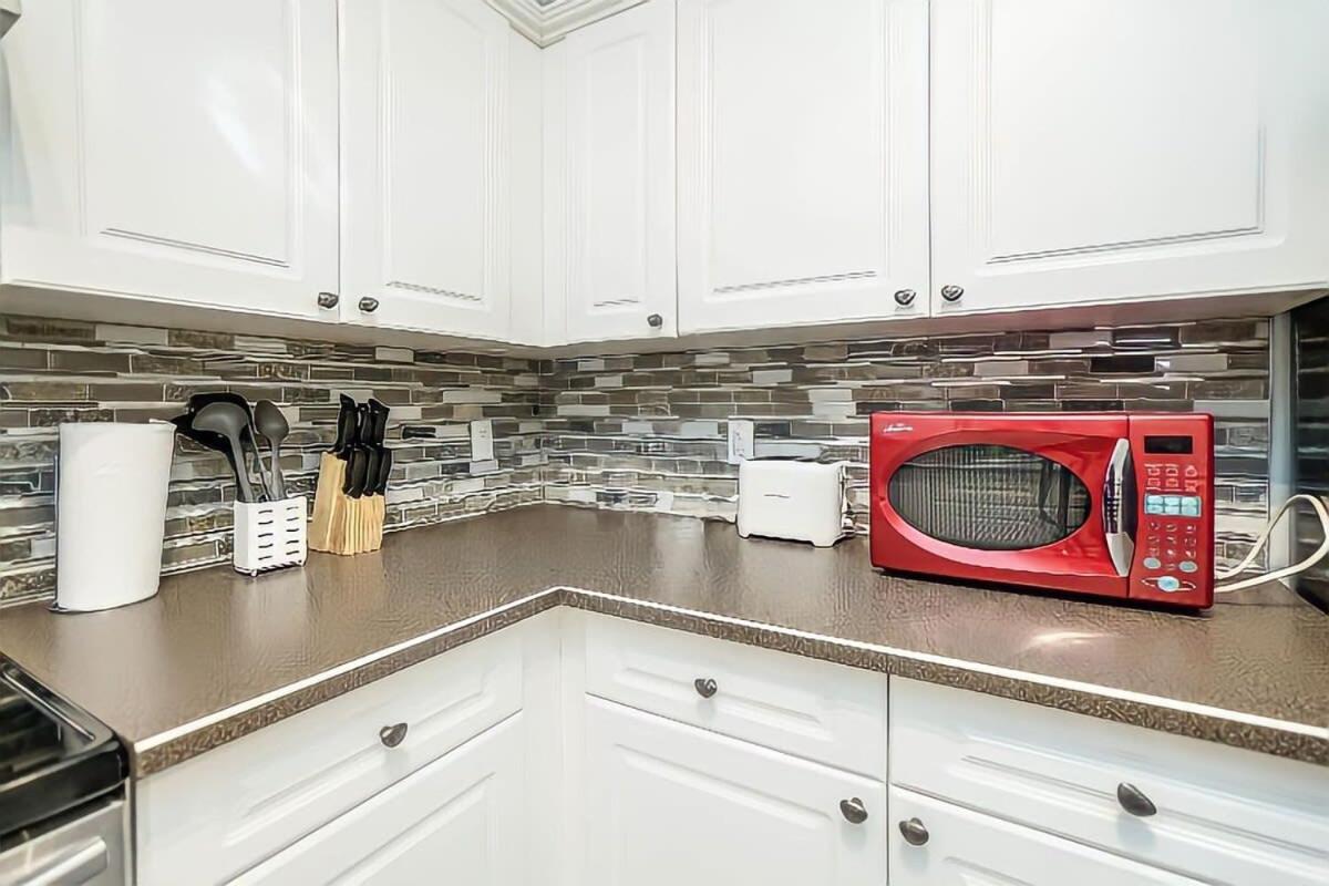 New Cozy 2 Bedrooms Condo w Parking