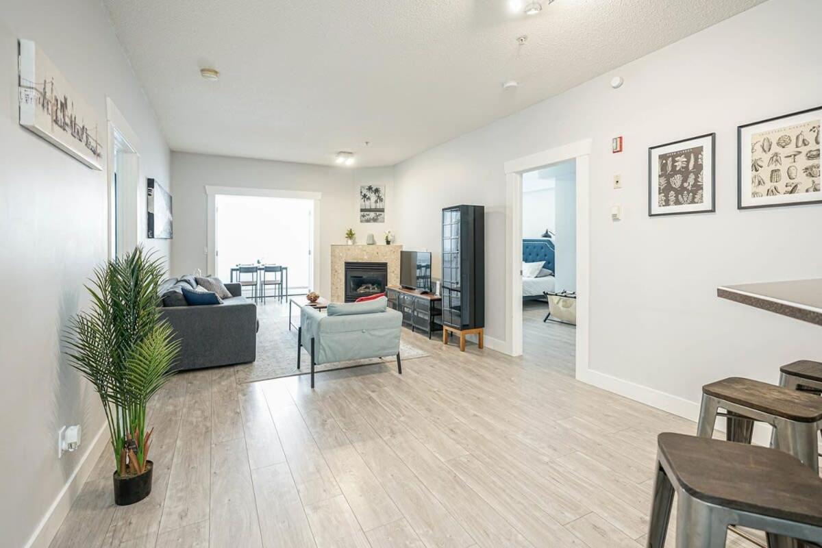 New Cozy 2 Bedrooms Condo w Parking