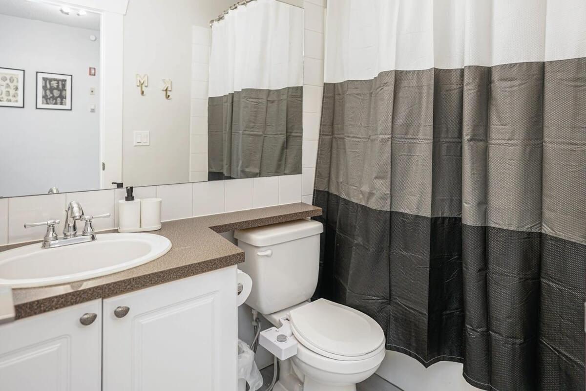 New Cozy 2 Bedrooms Condo w Parking