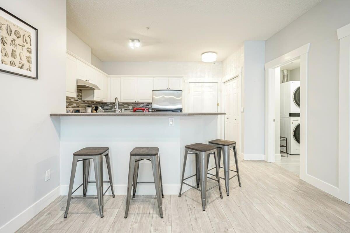 New Cozy 2 Bedrooms Condo w Parking