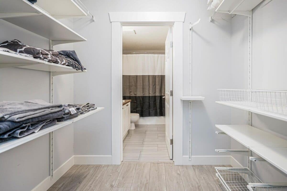 New Cozy 2 Bedrooms Condo w Parking