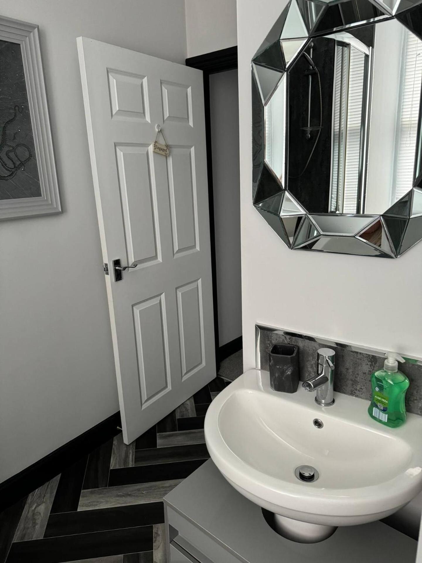 Lowther Apartment - 2 Bedrooms - Sleeps 4 view 3