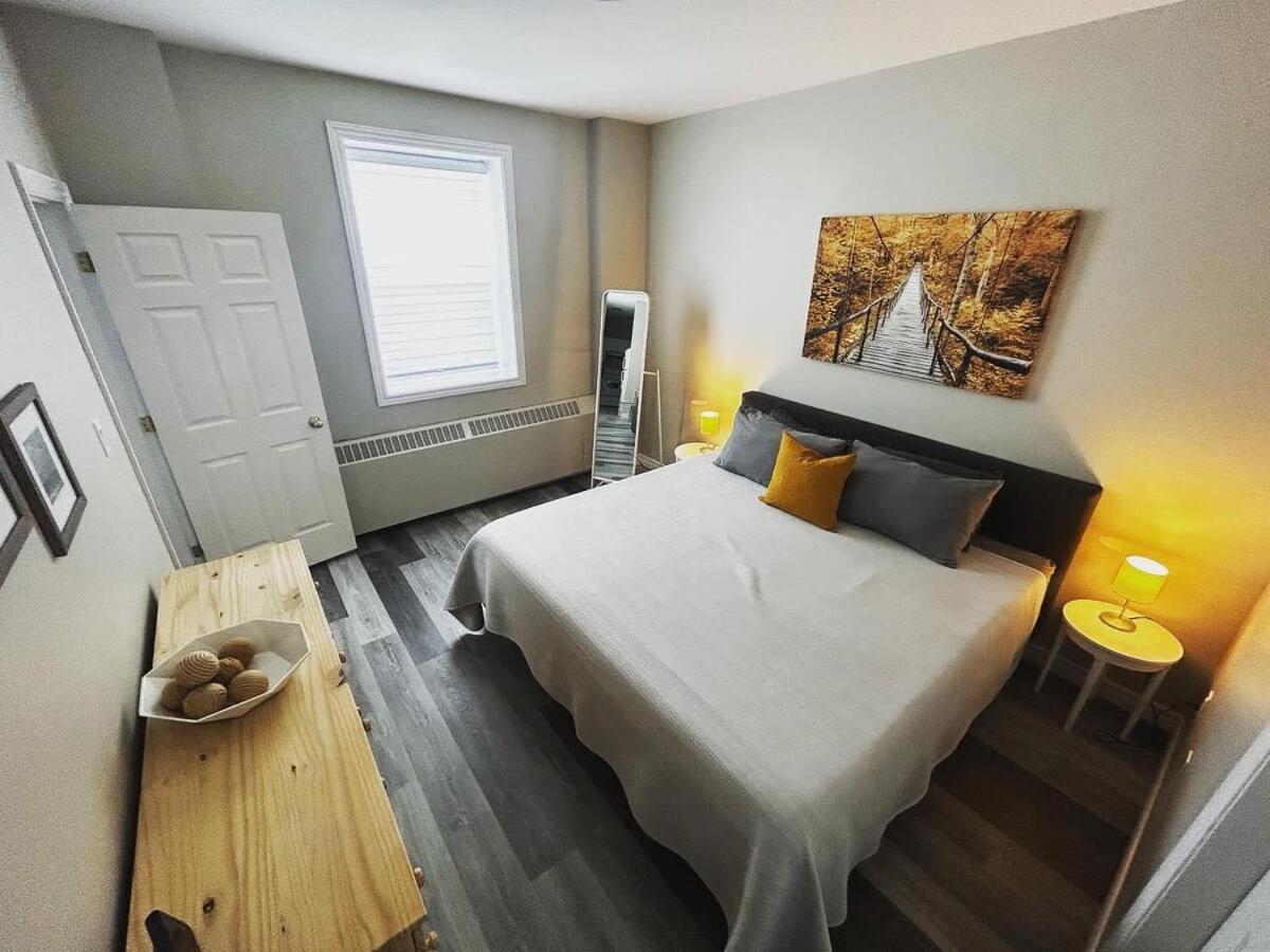 NEW Large Luxurious 2BR Condo in the Heart of Uptown Coffee, Wifi