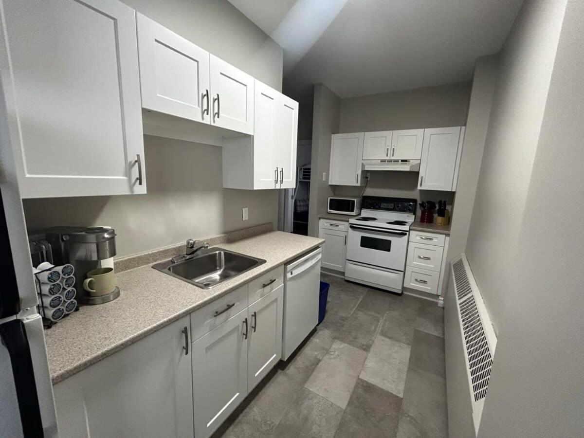 NEW Large Luxurious 2BR Condo in the Heart of Uptown Coffee, Wifi