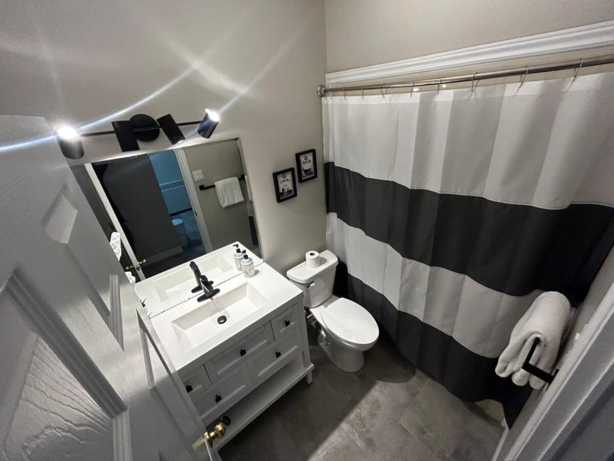 NEW Large Luxurious 2BR Condo in the Heart of Uptown Coffee, Wifi